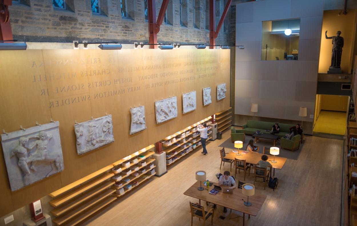 Bryn Mawr的杰出考古学家, 经典, 和艺术史在卡彭特图书馆中庭的墙上得到了认可.