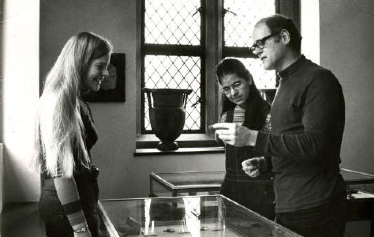 科妮莉亚·金(B.A.安·施泰纳(博士，1975).D.(1981年)和Carl Nylander教授在Ella Riegel纪念博物馆检查陶器(1972年).jpg